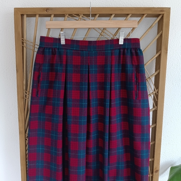 Vintage Pendleton Plaid Pleated Wool Skirt / Size 16 - Picture 4 of 11